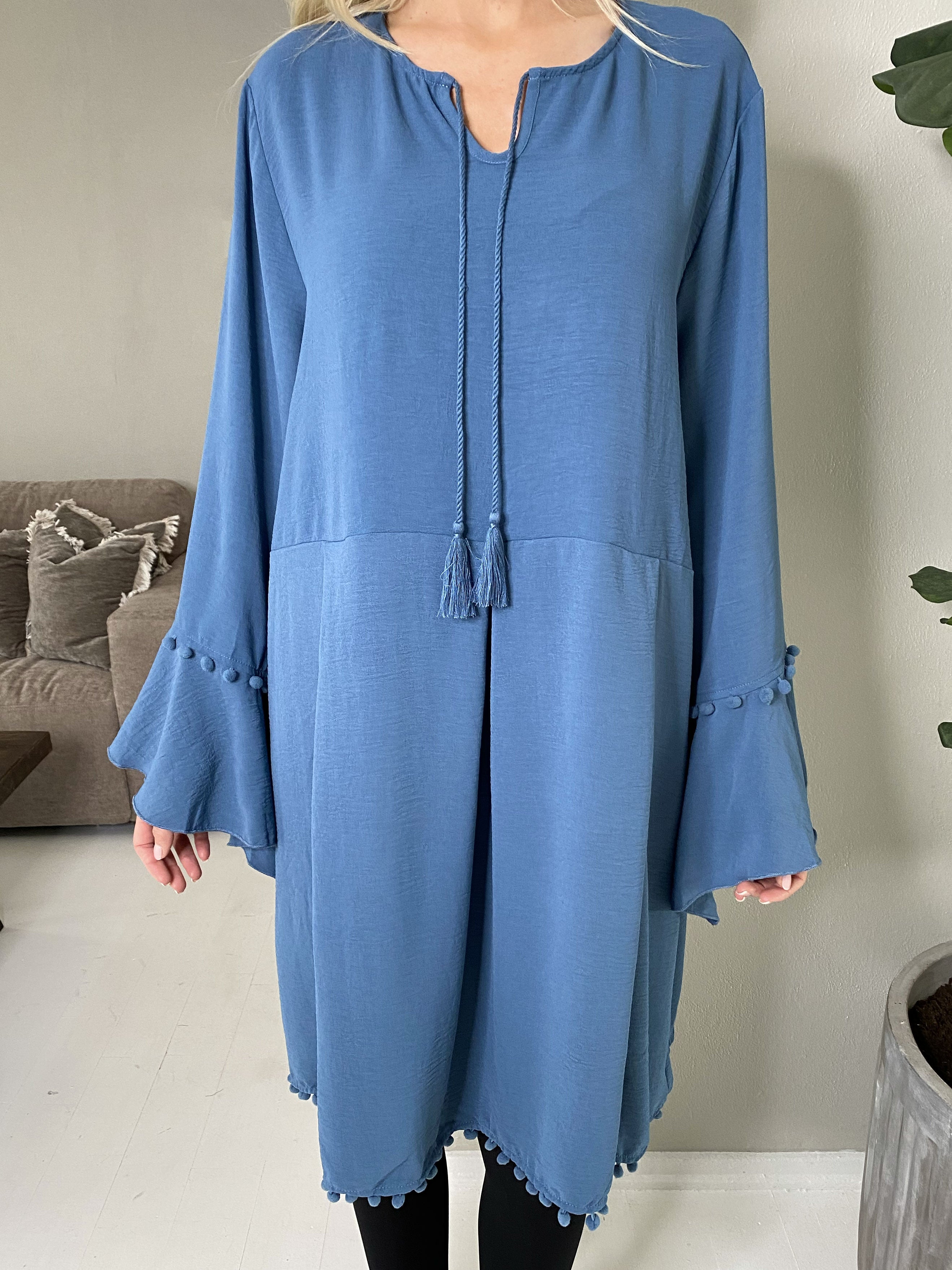 Matilda - Sød kjole med små pompoms